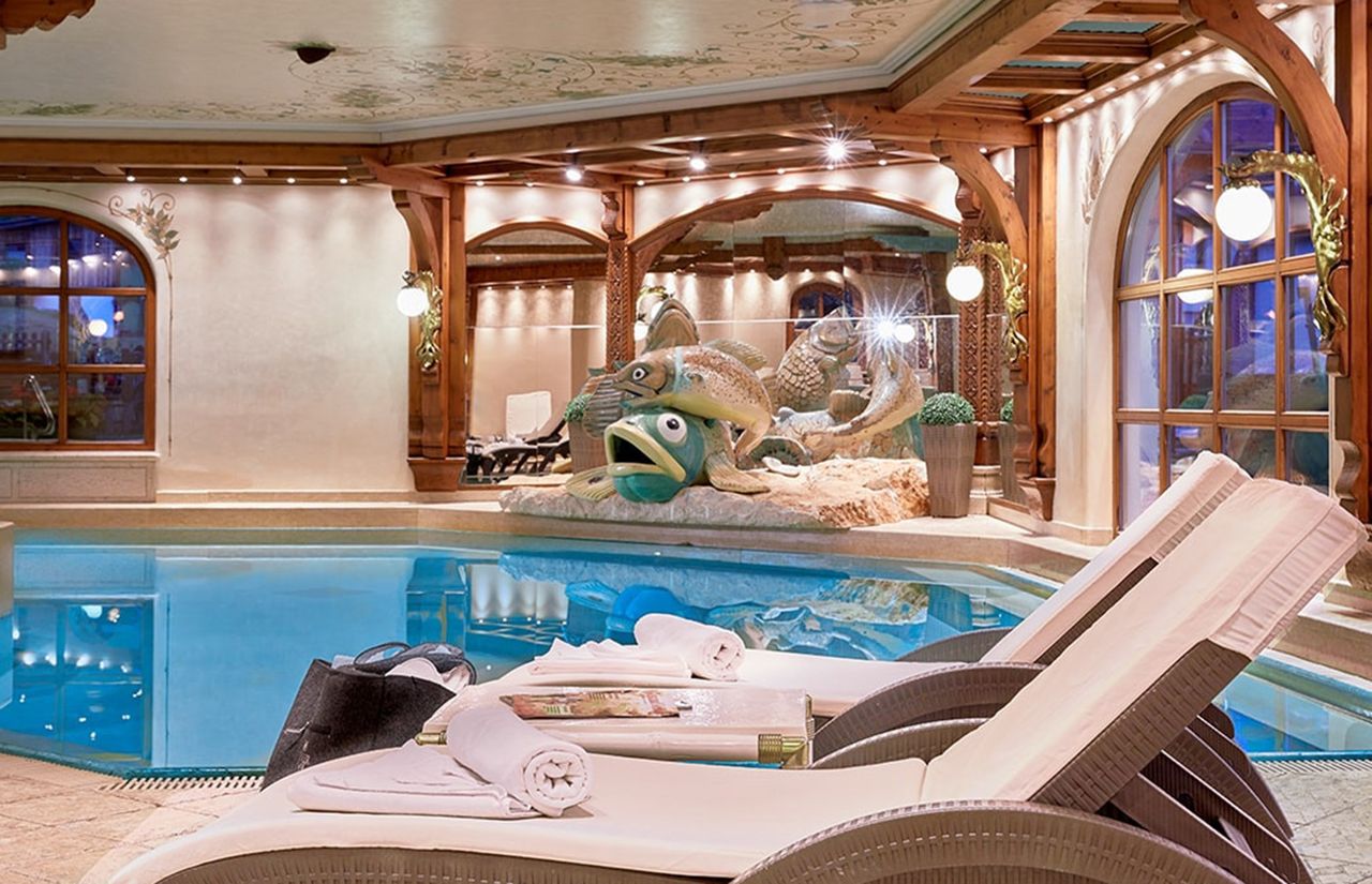 Wellnessbereich_Hallenbad_02.jpg
