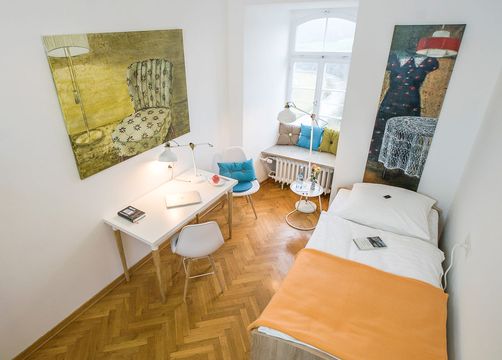 Standard single room with bathroom (1/3) - Biohotel Schloss Kirchberg