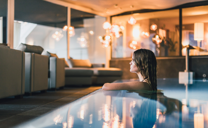 Hotel Golserhof - Innenpool, Frau entspannt