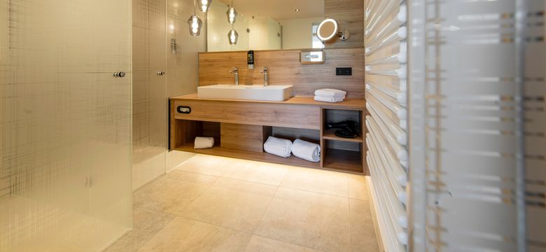 Blick ins moderne und große Badezimmer