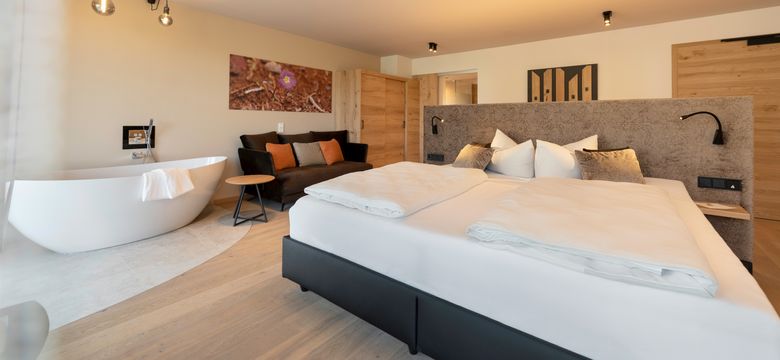 Großes Doppelzimmer Glücksoase mit Boxspringbett und freistehender Badewanne