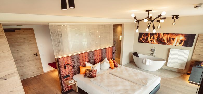 Großes Zimmer Liebesglück mit Boxspringbett, freistehender Badewanne und Elektro-Kamin