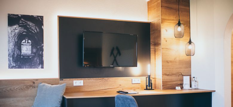 Zimmeransicht Schreibtisch und TV