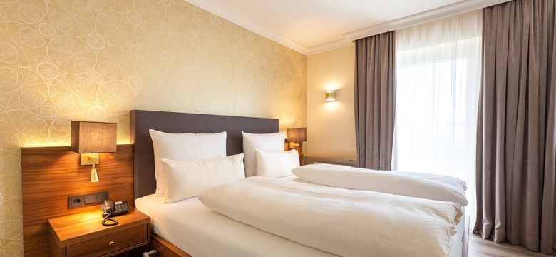 Holzapfel Wellness- und Thermenhotel: Standard Doppelzimmer image #1