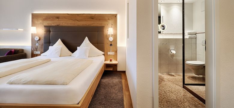 Hotel Kronelamm im Schwarzwald: Doppelzimmer Poolblick im Haupthaus image #2